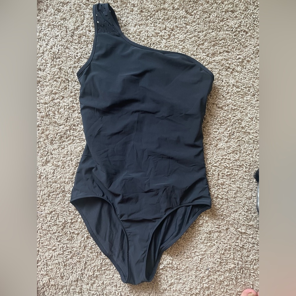 Vineyard Vines Woman’s One Shoulder one piece Bathing Suit in SZ XS blk